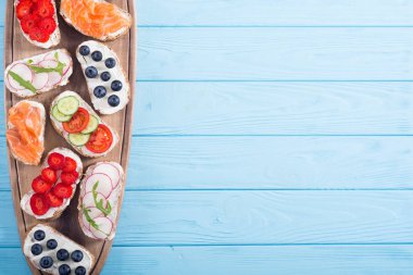 Meyve, sebze ve somon ile tost varyasyonu