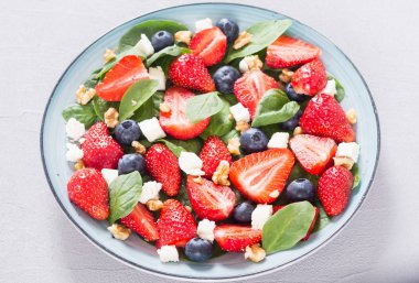 Ispanaklı, peynirli, fındıklı ve blueber ile Yaz Çilek salatası