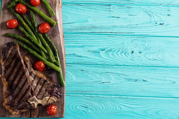 Steak tulang-T bakar dengan asparagus dan tomat ceri — Stok Foto