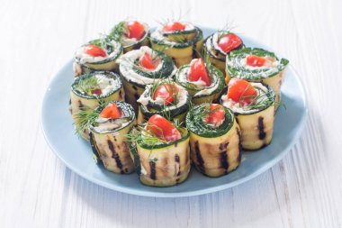 Krem peynir, domates ve dereotu ile kabak rulo 