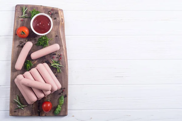 Rohe Rindfleischwürste mit Pfeffer, Kräutern und Ketchup — Stockfoto
