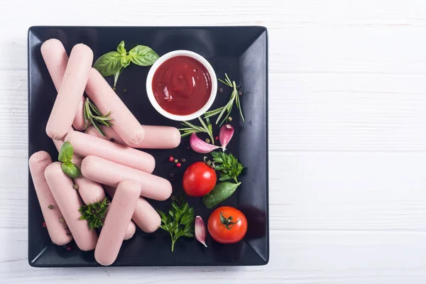 Rohe Rindfleischwürste mit Pfeffer, Kräutern und Ketchup — Stockfoto