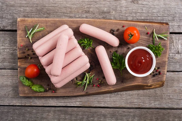 Nyers marhahús paprika, gyógynövények és ketchup — Stock Fotó