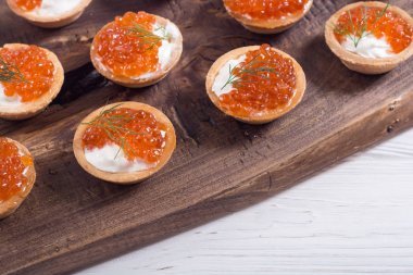 Kırmızı havyar ile Tartalet