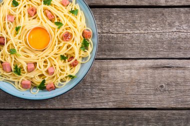 Sosis ve yumurta ile Itslian makarna carbonara 