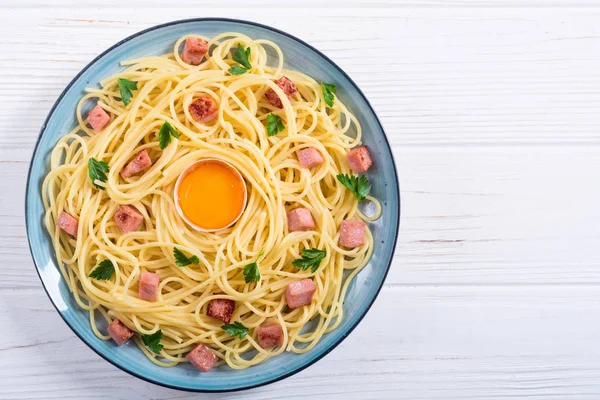 Massa carbonara itsliana com salsicha e ovo — Fotografia de Stock