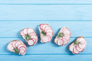 Turp ve dereotu ile sağlıklı sebze tost kum 