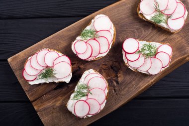 Turp ve dereotu ile sağlıklı sebze tost kum 