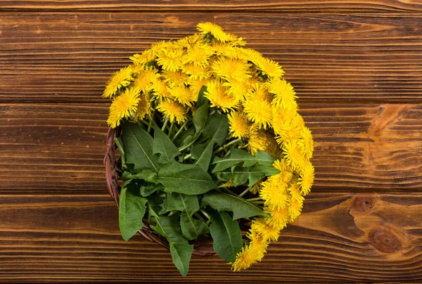 Cesta con flor de diente de león amarillo — Foto de Stock