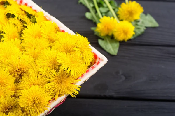 Cesta com flor de dente de leão amarelo — Fotografia de Stock