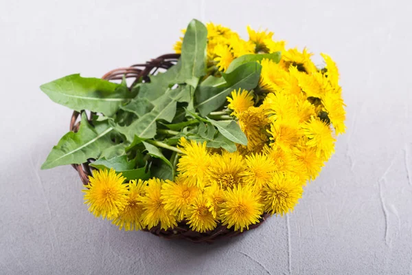 黄色のタンポポの花とバスケット — ストック写真