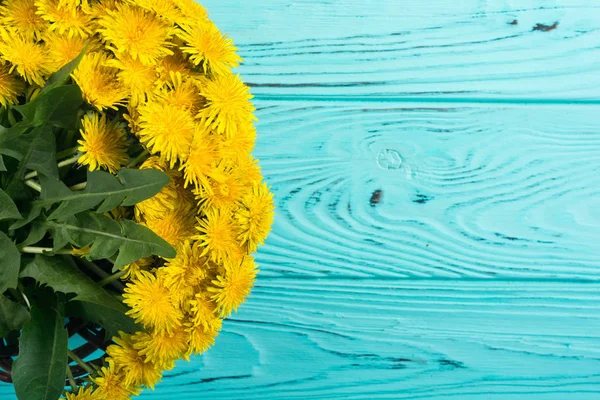 Kosár sárga pitypang virág — Stock Fotó
