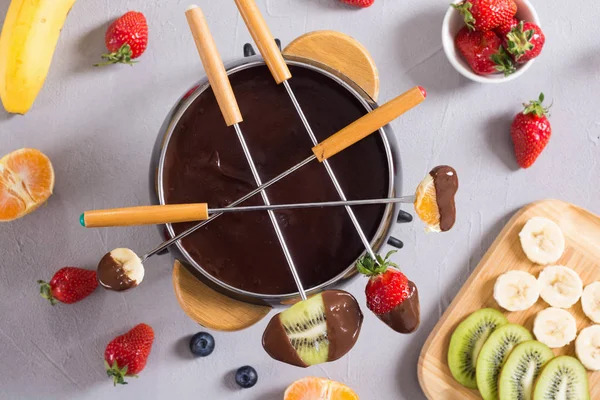 초콜릿 퐁듀 와이스 과일과 딸기 — 스톡 사진
