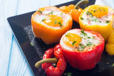 Pişmiş biber pastırma ve yumurta ile doldurulmuş
