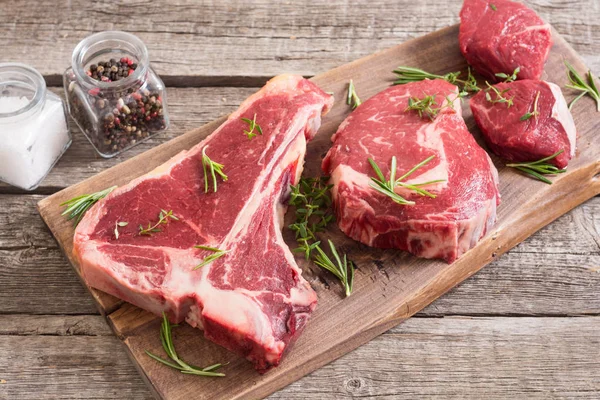 Verscheidenheid aan rauw rundvlees steak — Stockfoto