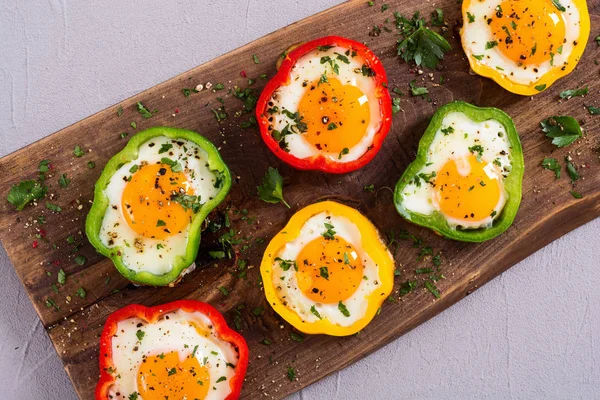 Pimienta amarilla, roja y verde con huevos fritos — Foto de Stock