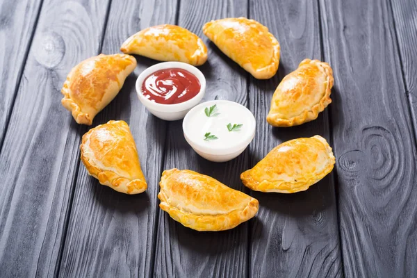 Empanadas de bœuf cuit au four latino-américains avec sauce — Photo