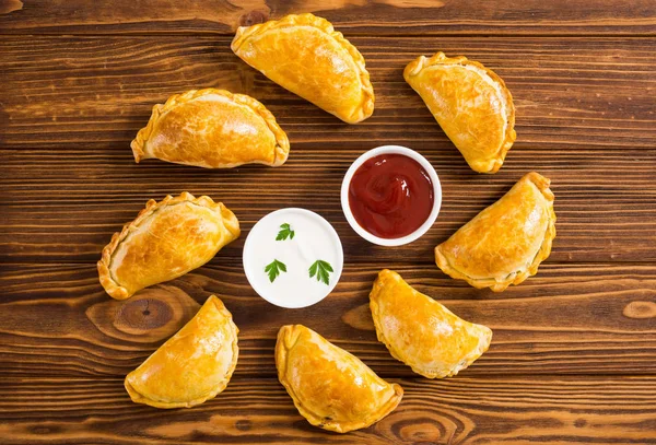 Empanadas de bœuf cuit au four latino-américains avec sauce — Photo