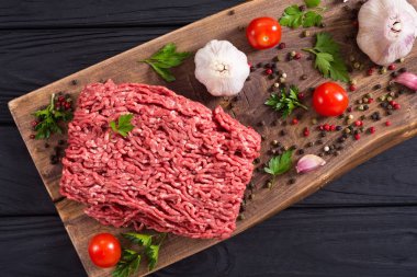 Baharat ve otlar ile çiğ kıyma