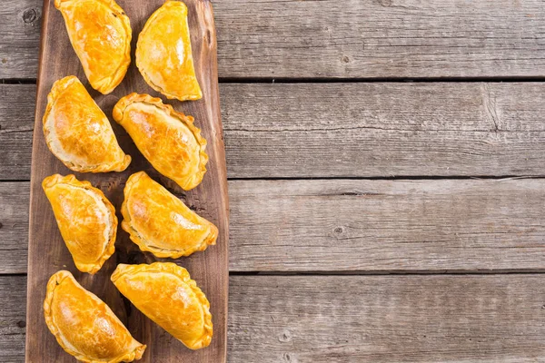 Latin American baked beef empanadas with sauce — Stock Photo, Image