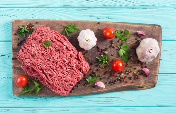 Syrové hovězí maso s kořením a bylinkami — Stock fotografie