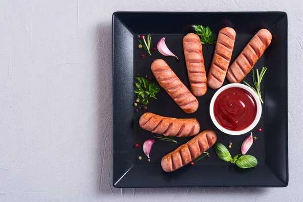 Bratwürste mit Kräutern, Gewürzen und Ketchup — Stockfoto