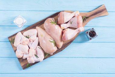 Ahşap arka planda çiğ tavuk eti