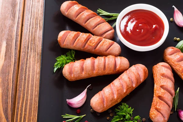 Bratwürste mit Kräutern, Gewürzen und Ketchup — Stockfoto