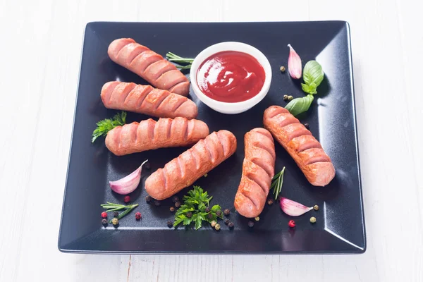 Bratwürste mit Kräutern, Gewürzen und Ketchup — Stockfoto