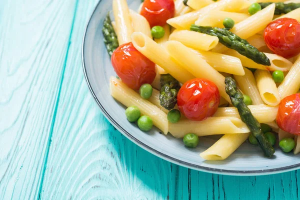 Kuşkonmaz, domates ve bezelye ile Penne makarna salatası