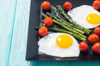 Yumurta, kuşkonmaz ve domates ile sağlıklı kahvaltı