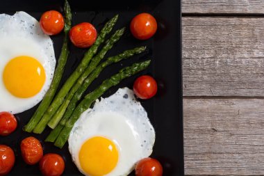 Yumurta, kuşkonmaz ve domates ile sağlıklı kahvaltı