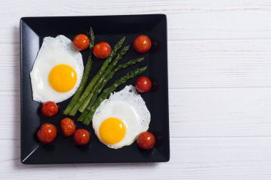 Yumurta, kuşkonmaz ve domates ile sağlıklı kahvaltı