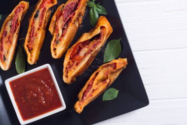 Peynir salam zeytin ve domates ile Pizza rulo stromboli 