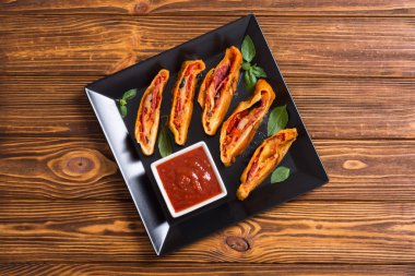 Peynir salam zeytin ve domates ile Pizza rulo stromboli 