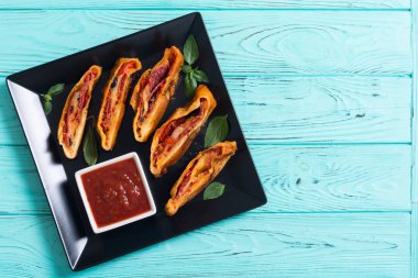 Peynir salam zeytin ve domates ile Pizza rulo stromboli 