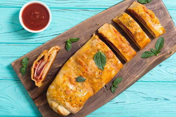 Пицца ролл стромболи с сыром салями оливки и помидоры — стоковое фото