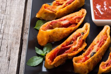 Peynir salam zeytin ve domates ile Pizza rulo stromboli 