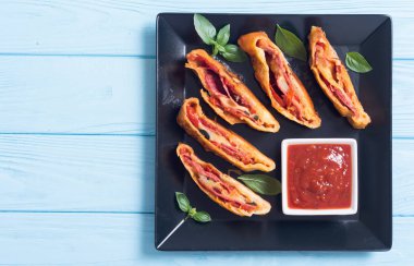 Peynir salam zeytin ve domates ile Pizza rulo stromboli 