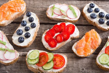 Meyve, sebze ve somon ile tost varyasyonu