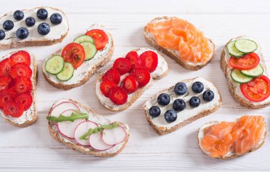 Meyve, sebze ve somon ile tost varyasyonu