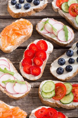 Meyve, sebze ve somon ile tost varyasyonu