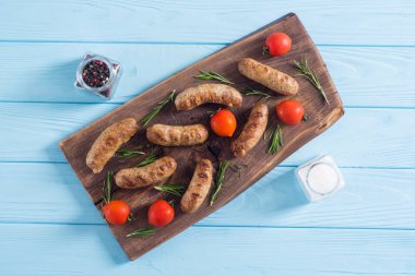 Domates, biberiye ve biberiye ile ızgara sosis