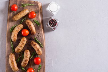 Domates, biberiye ve biberiye ile ızgara sosis