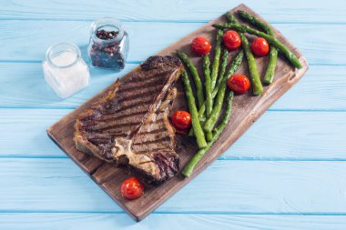 Kuşkonmaz ve kiraz domates ile ızgara T-kemik biftek 