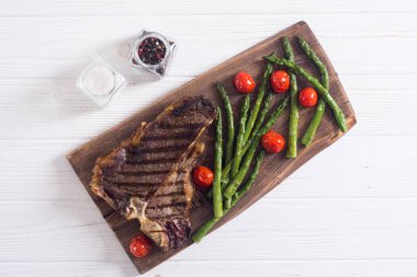 Kuşkonmaz ve kiraz domates ile ızgara T-kemik biftek 