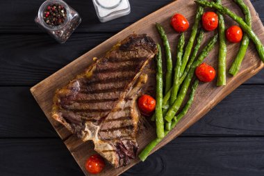 Kuşkonmaz ve kiraz domates ile ızgara T-kemik biftek 