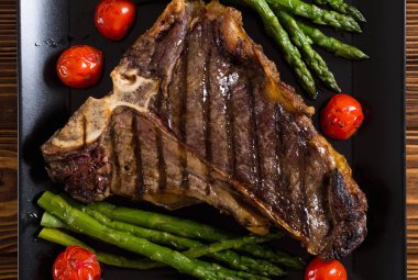 Kuşkonmaz ve kiraz domates ile ızgara T-kemik biftek 