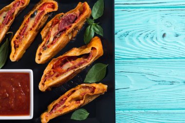 Peynir salam zeytin ve domates ile Pizza rulo stromboli 