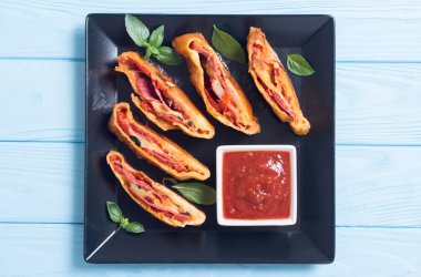 Peynir salam zeytin ve domates ile Pizza rulo stromboli 